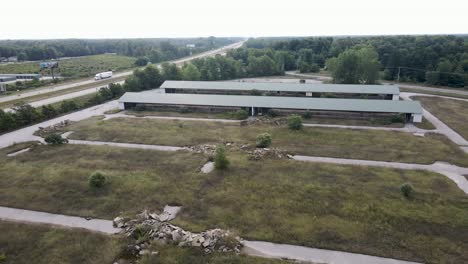 edificios estables gemelos en el día por la noche en propiedad de hipódromo abandonada