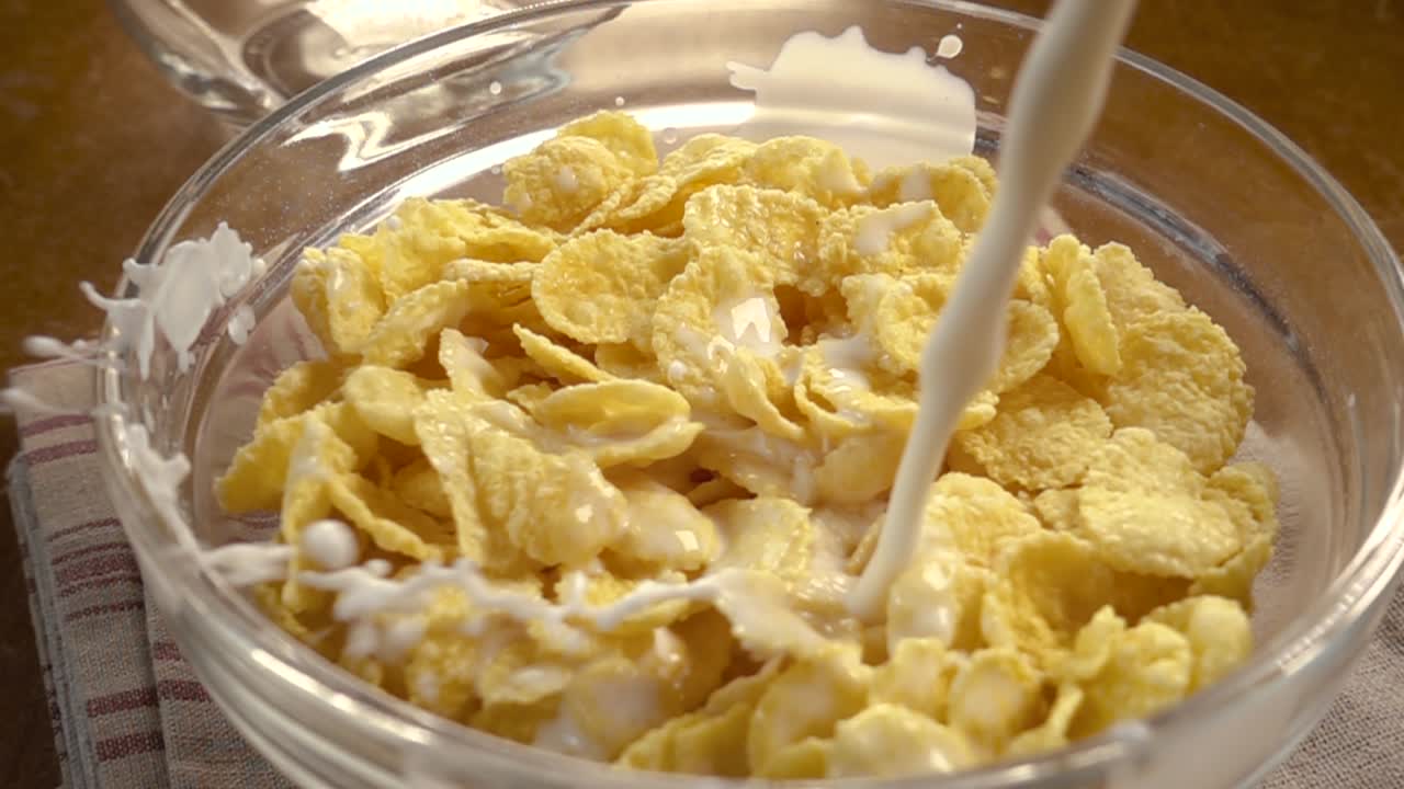 아침에는  ⁇ 끔한 노란색 옥수수  ⁇ 어리를 그 ⁇ 에 넣고 우유와 함께 맛있는 아침 식사를 합니다. 회전 추적  ⁇ 과 함께 느린 동작.