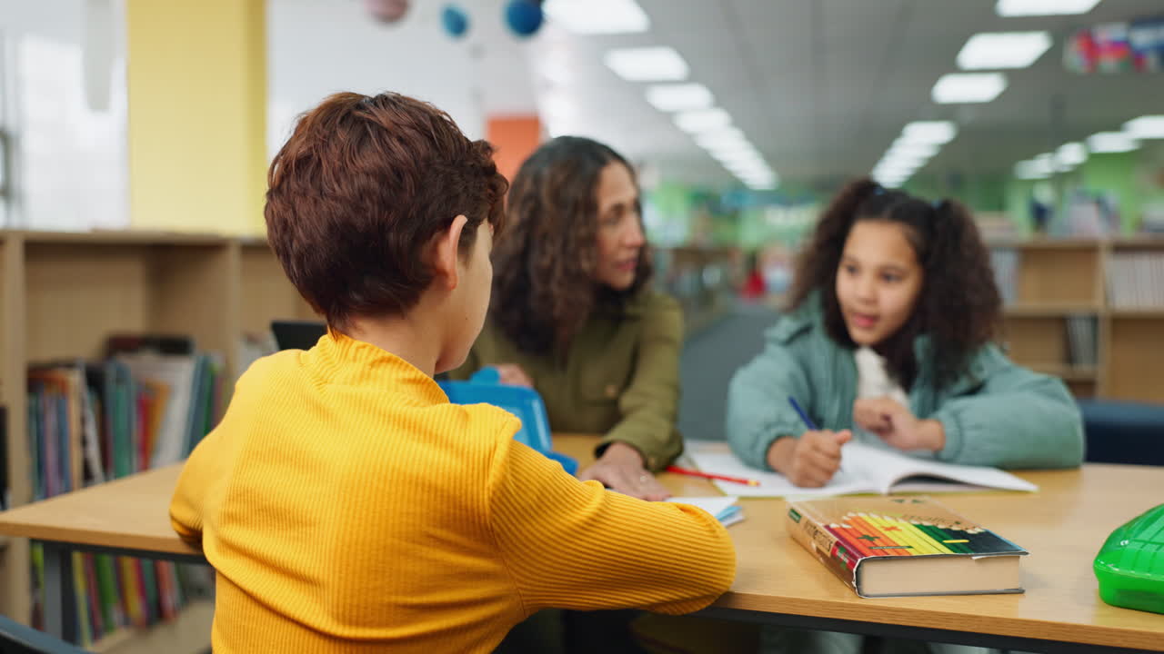 estudiantes y maestros en el aula