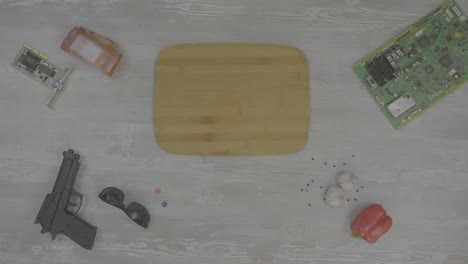persona preparando repollo en una mesa con tecnología y otros objetos