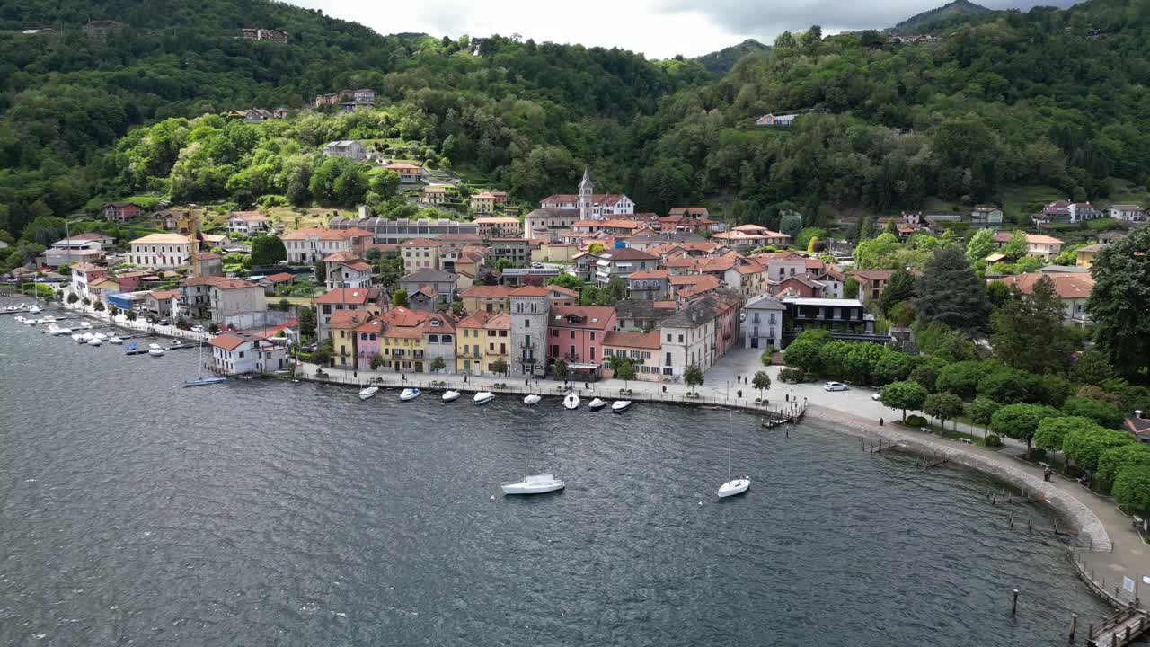 Orta Gölü üzerinde yer alan turistik İtalya kasabası Pella'nın ters yükselen havadan görünümü.