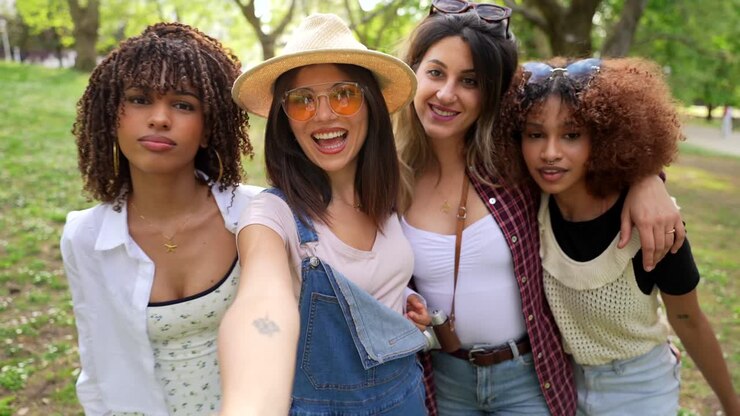Gruppo di donne eterogenee che si godono del tempo insieme all'aperto