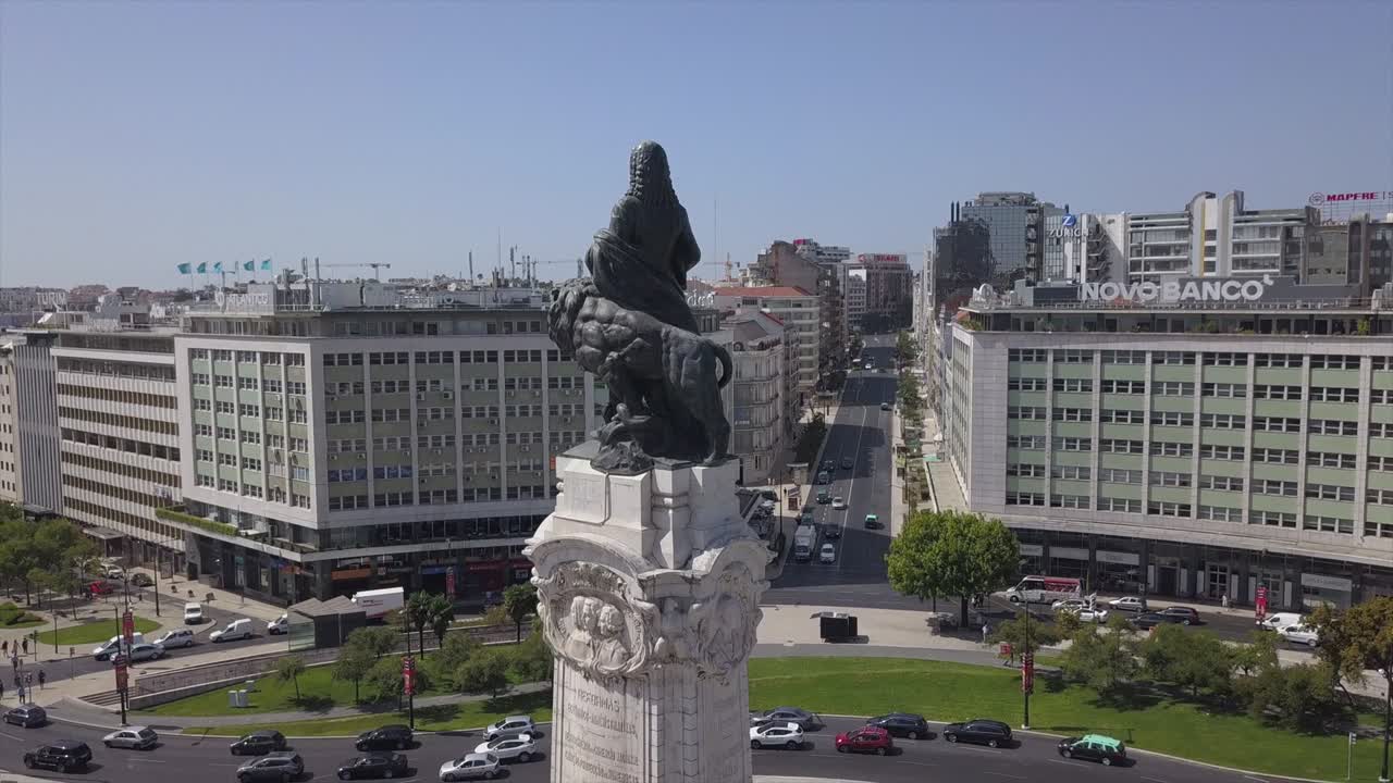 포르투갈 낮 시간 리스본 시 폼발 광장의 마르키스 기념비  파노라마 4k