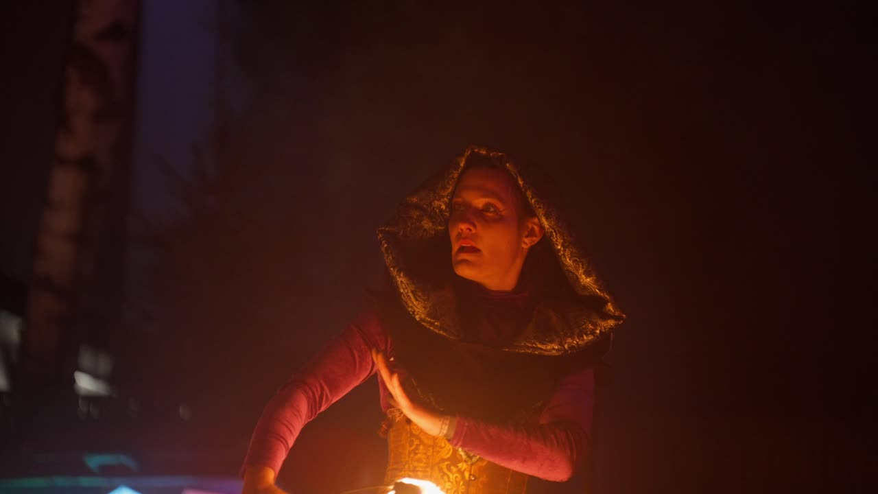 Dramatisk ildshow om natten med flammer og mystisk atmosfære.