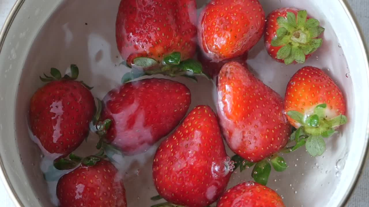 물에 넣은 딸기