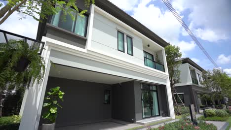 Diseño-Exterior-De-Una-Casa-Moderna-Y-Contemporánea-En-Blanco-Y-Negro.