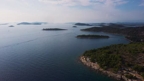 Impresionante-Vista-Aérea-Volando-Hacia-Adelante-A-Través-De-La-Costa-De-Dalmacia,-Croacia-Filmada-En-4k-Con-Aguas-Claras,-Playas-Y-Costa-Rocosa-Del-Mar-Adriático