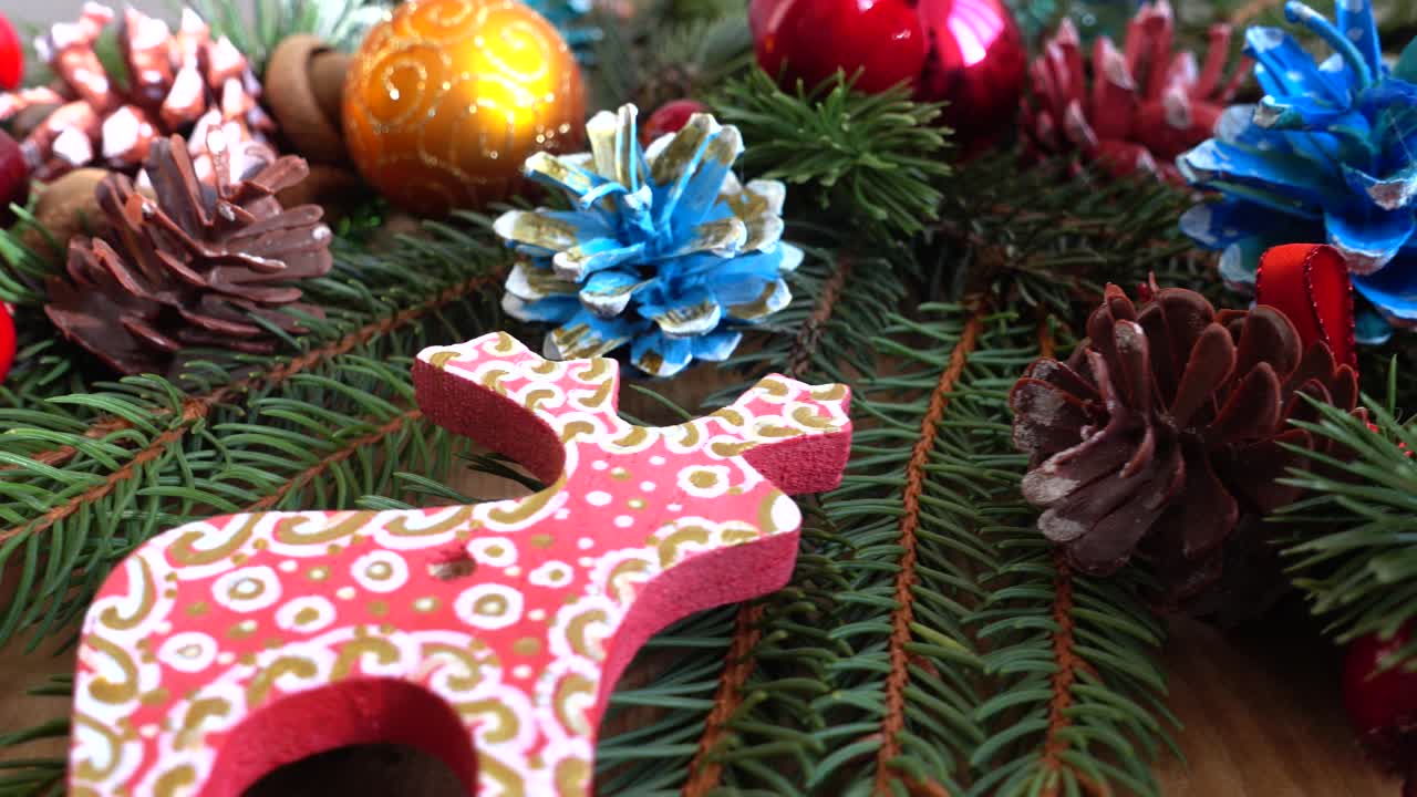 Närbild på festliga juldekorationer på träbakgrund
