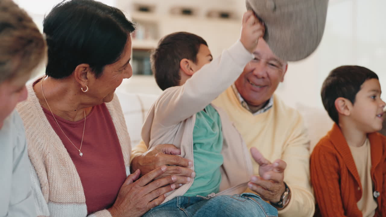 소파에서 큰 가족과 함께 행복하고, 긴장을 풀고 미소 짓습니다.