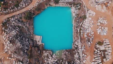 vista aérea de una cantera - agua azul