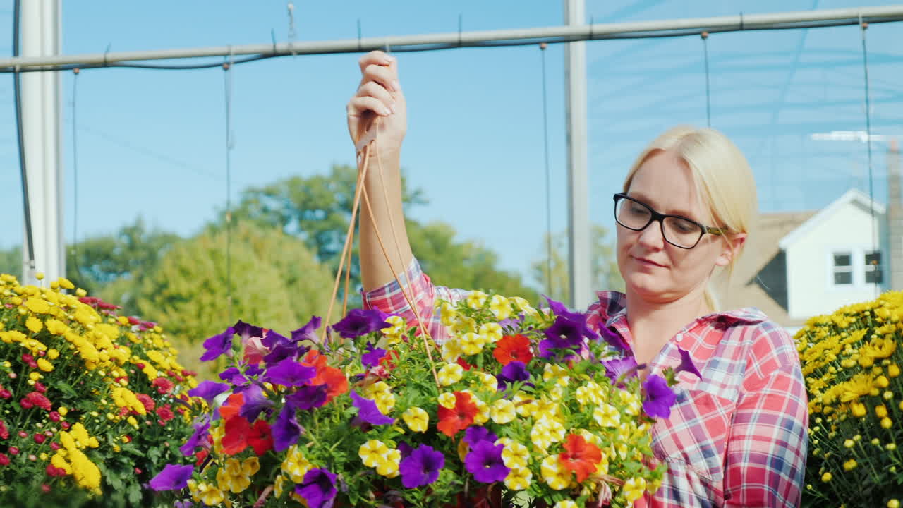 mujer cargando cesta colgante floral