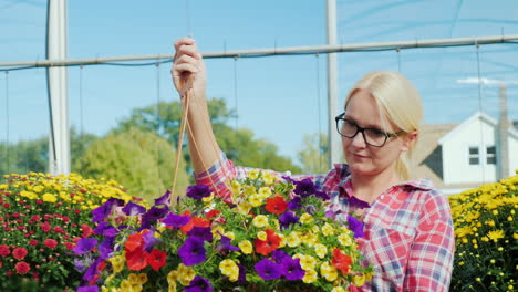 mujer cargando cesta colgante floral