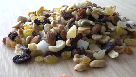 las nueces secas que caen en la mesa de madera