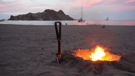 Concepto-De-Serenidad---Fogata-En-La-Playa-En-México