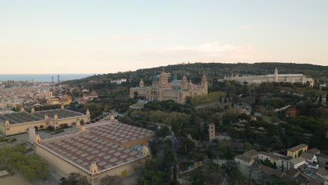 Umlaufende-Drohne,-Aufgenommen-über-Dem-Museu-Nacional-D&#39;Art-De-Catalunya