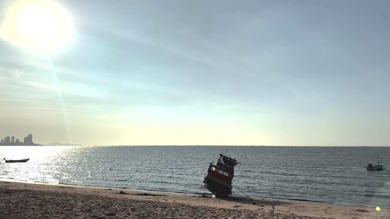 보트가 이 많은 해변을 향해 이동합니다.