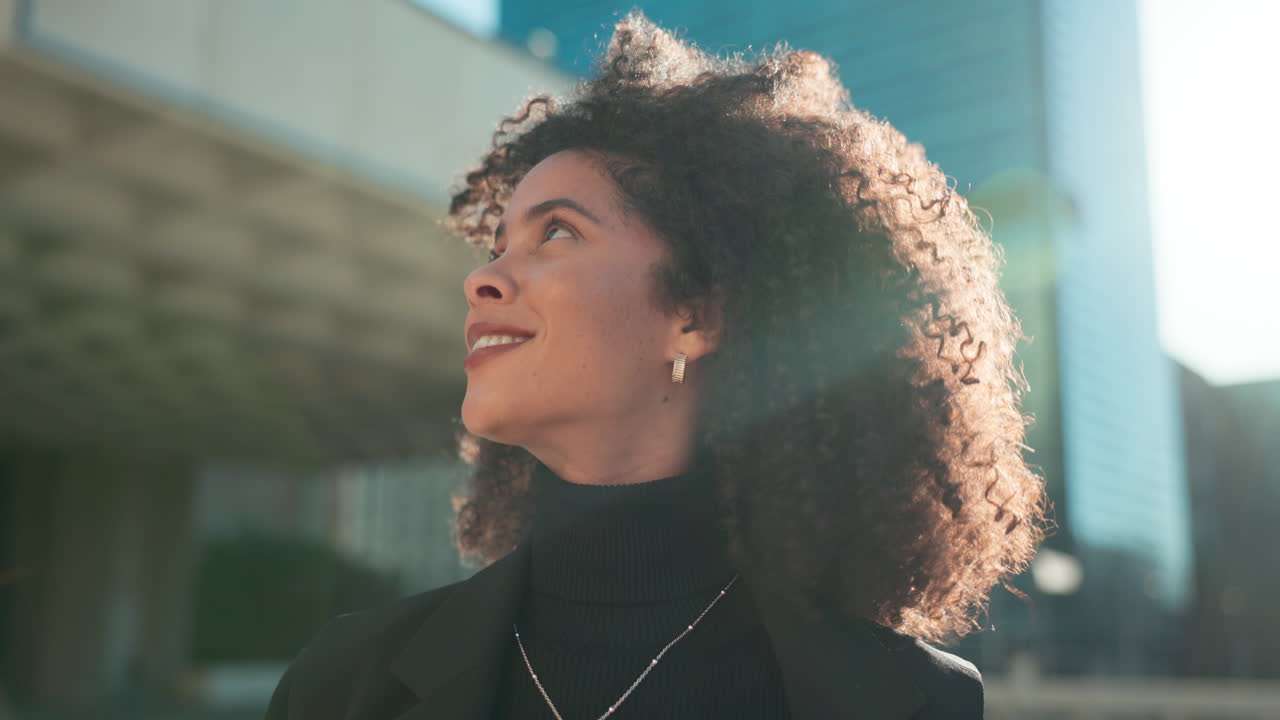 cara, pensando y el viento con un negocio negro