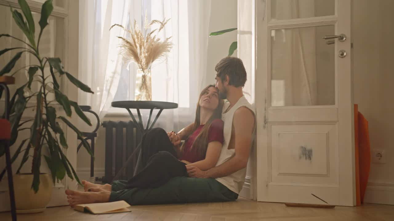 pareja relajándose juntos en casa