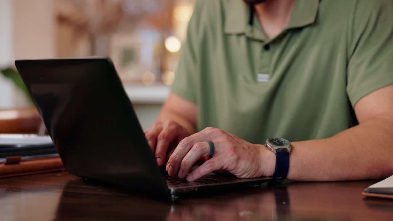 persona que trabaja en un portátil