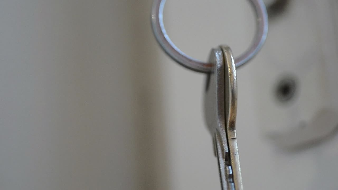 ключи, поворачивающиеся в дверном замке