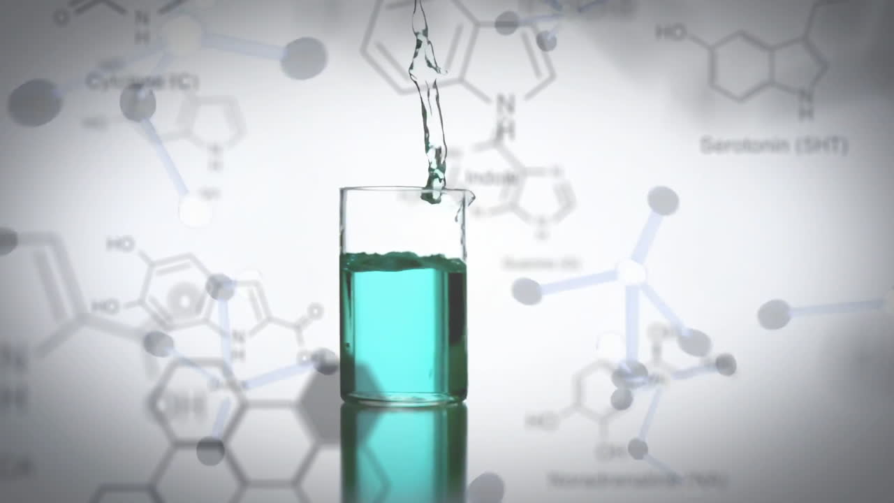 앞면에 있는 화학 화합물의 데이터와 구조 공식과 함께 떨어지는 실험실 컵