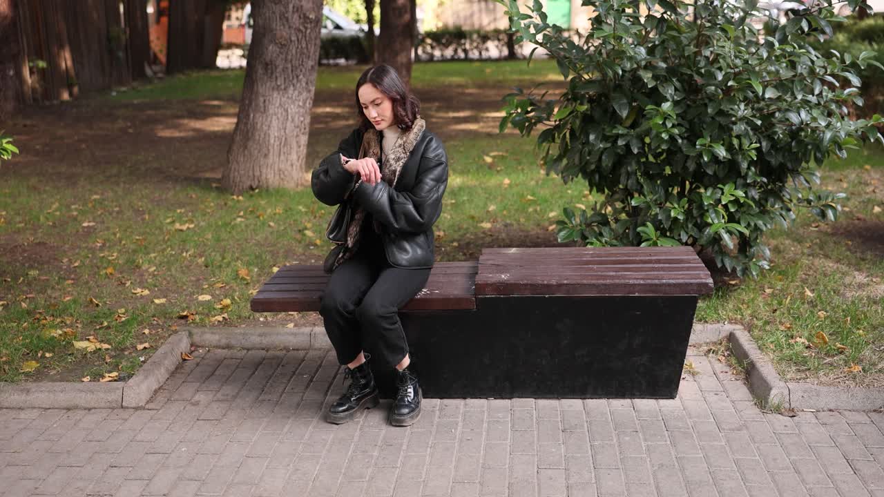 mujer sentada en un banco en un parque