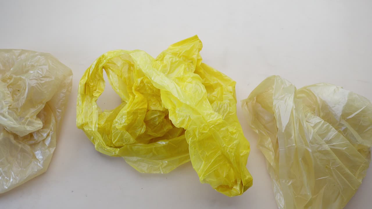 손으로 테이블 위에 플라스틱 가방을 뽑습니다.