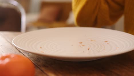 la mano de una mujer agarra un croissant para el desayuno