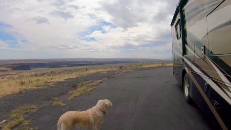 Pan-De-Las-Tierras-Altas-De-Okanogan-Del-Estado-Central-Norte-De-Washington-Con-Un-Vehículo-Recreativo-Y-Un-Perro-Labradoodle-En-Primer-Plano