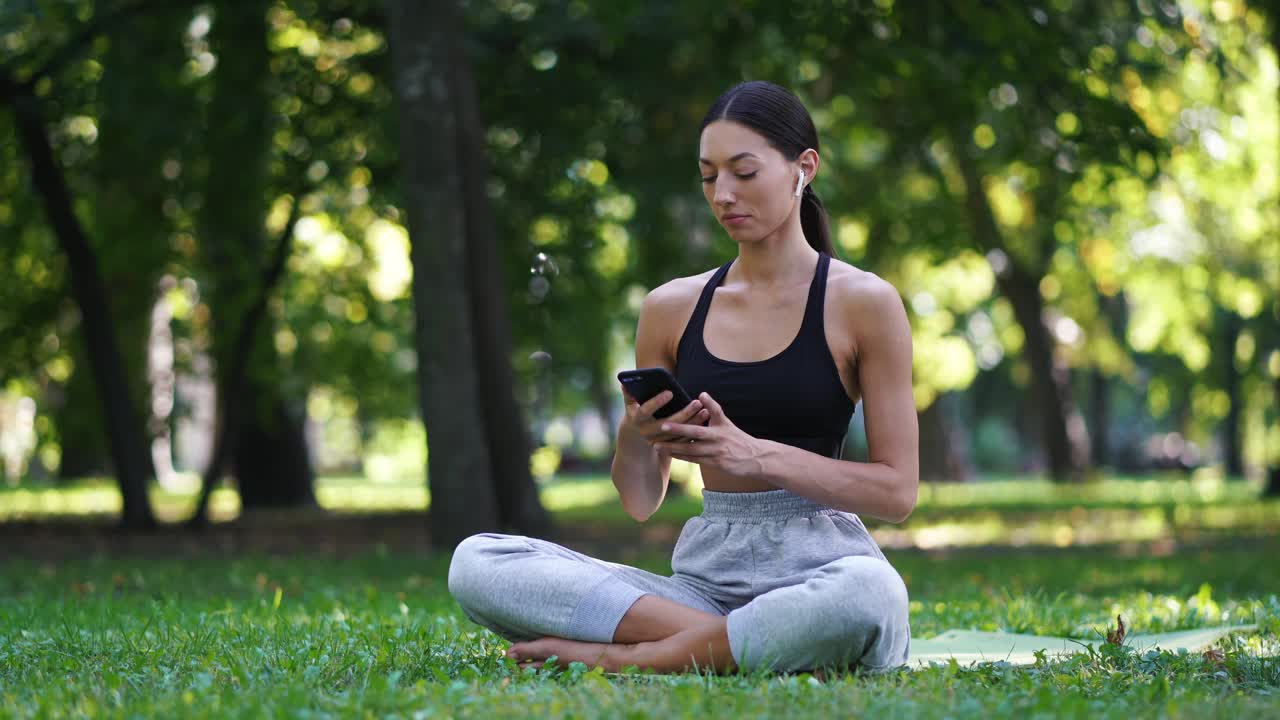 Una mujer relajándose en el parque.