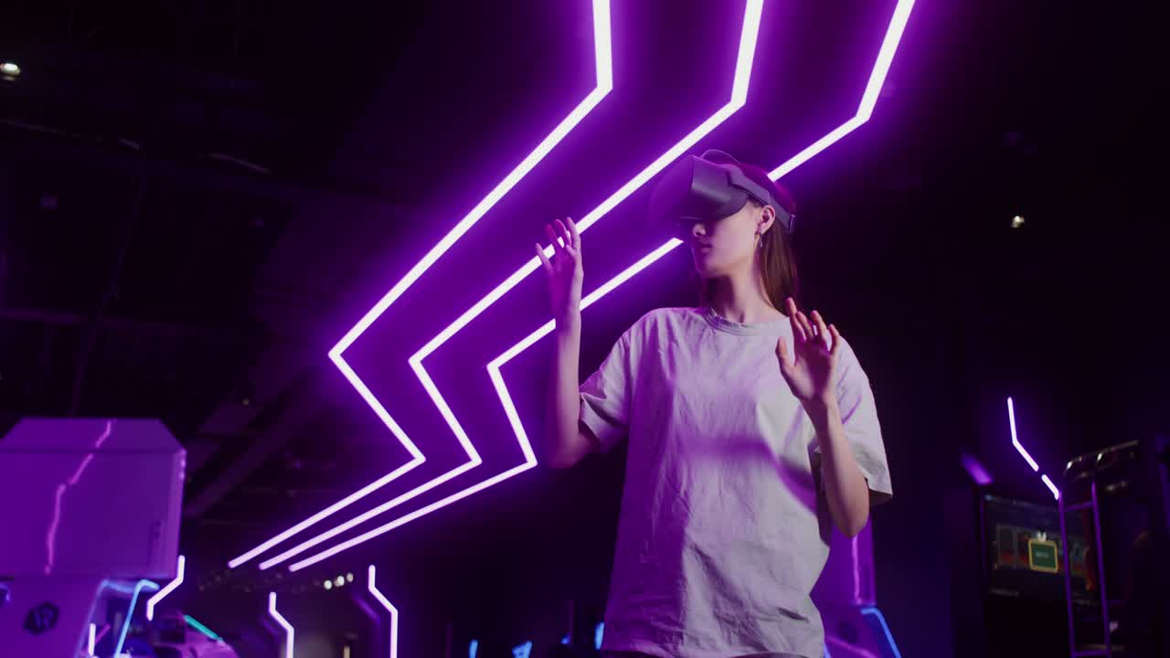 Donna che vive un'esperienza di realtà virtuale con luci al neon