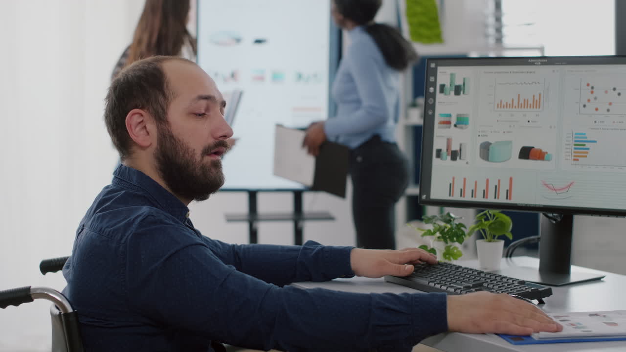 инвалид, работающий на компьютере