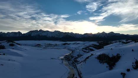 Vista-Espectacular-De-Las-Montañas-Cubiertas-De-Nieve-Contra-El-Cielo-Del-Atardecer-En-Sun-Valley,-Idaho-Central