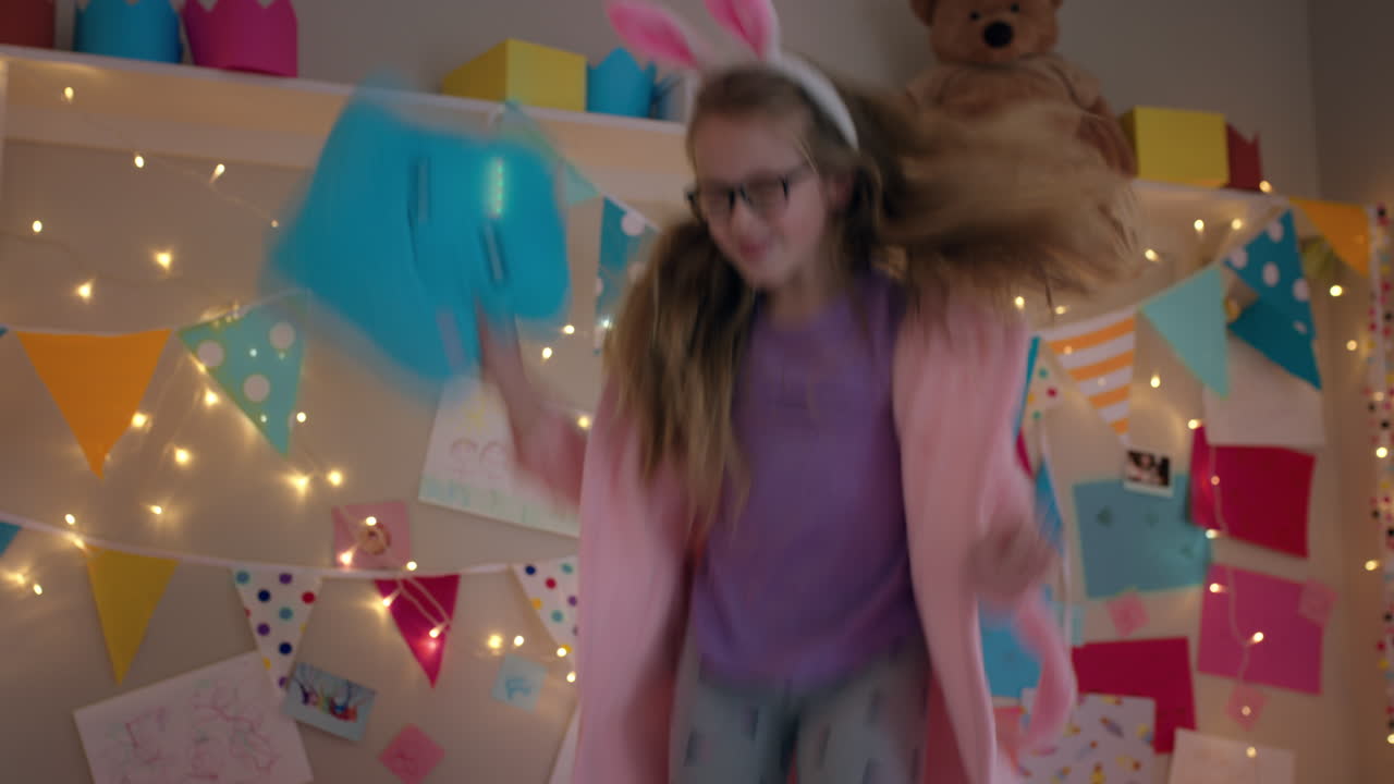 행복한 십대 소녀가 침대에서 춤을 추고 즐겁게 즐기고 재미있는 춤을 즐기고 집에서 주말 아침을 즐기고