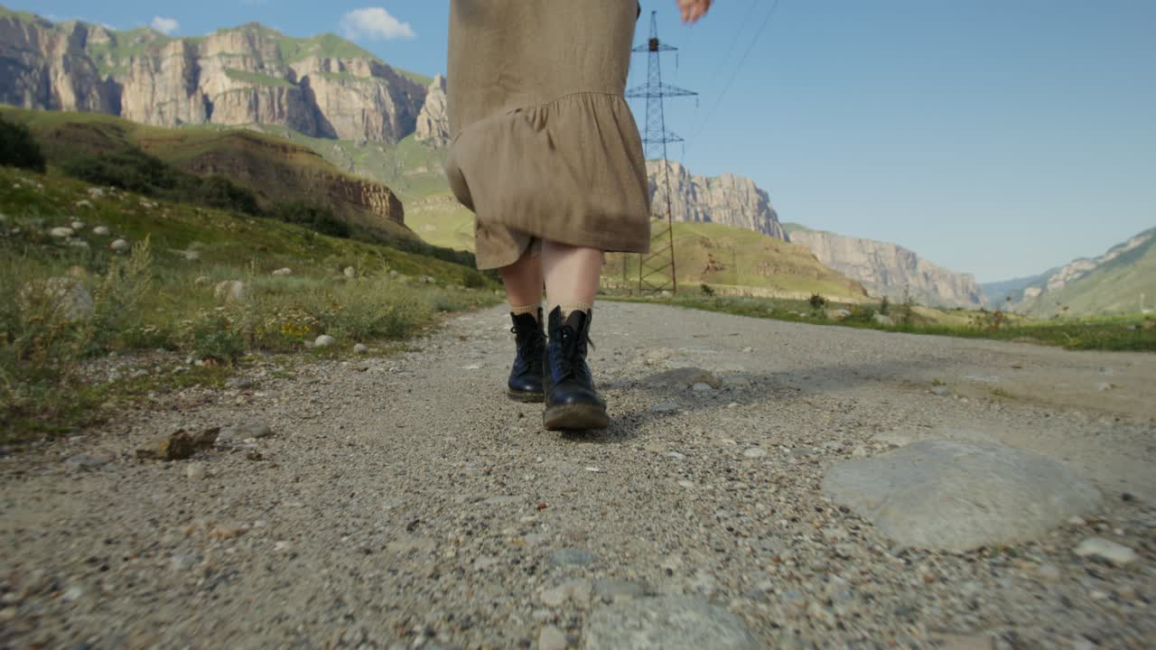 Mujer, excursión, en, montañas