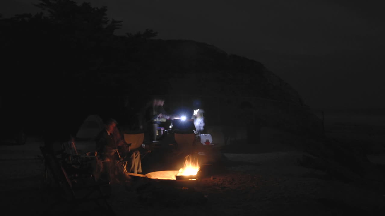 jalama 해변 카운티 공원 캘리포니아 1에서 모닥불 주위에 사람들의 시간 경과