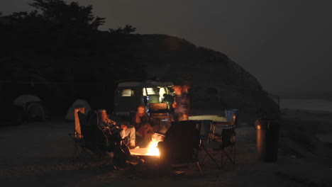 加利福尼亞州jalama beach county park 1的營火周圍的人們的時間流逝