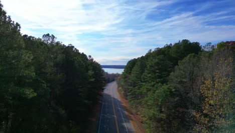 imágenes aéreas de la autopista 76, que conducen al hermoso aterrizaje de parís en tennessee