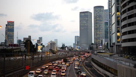 Dichter-Pendlerverkehr-In-Der-Hauptverkehrszeit,-Der-In-Die-Stadt-Fährt,-Tel-Aviv,-Israel