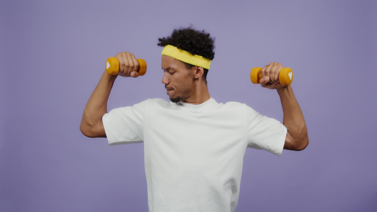 muž zvedající činky