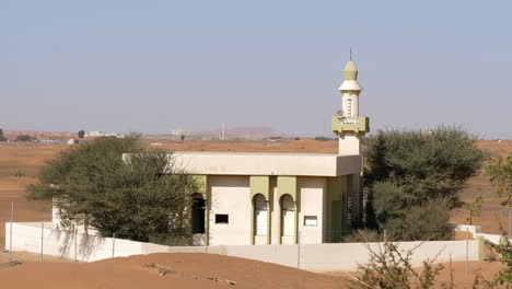 dunas de arena detrás de la mezquita abandonada en la ciudad fantasma de al madam, sharjah