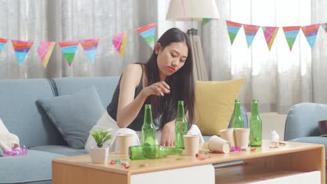 escena de fiesta con una mujer bebiendo