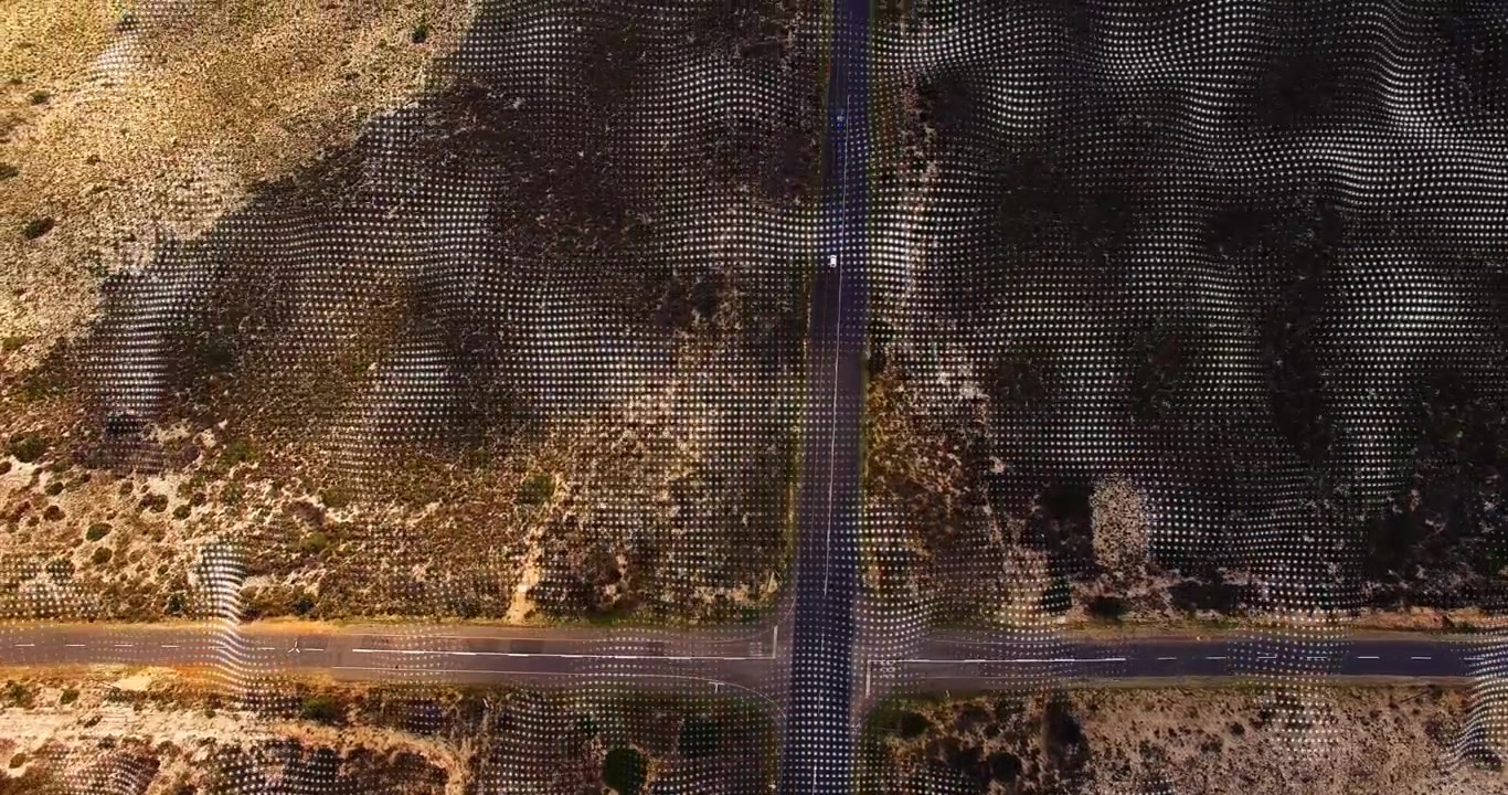 Telecamera aerea che si sposta verso nord, auto bianca che si muove verso nord, griglia che si sposta, rivelando il contrasto del terreno.