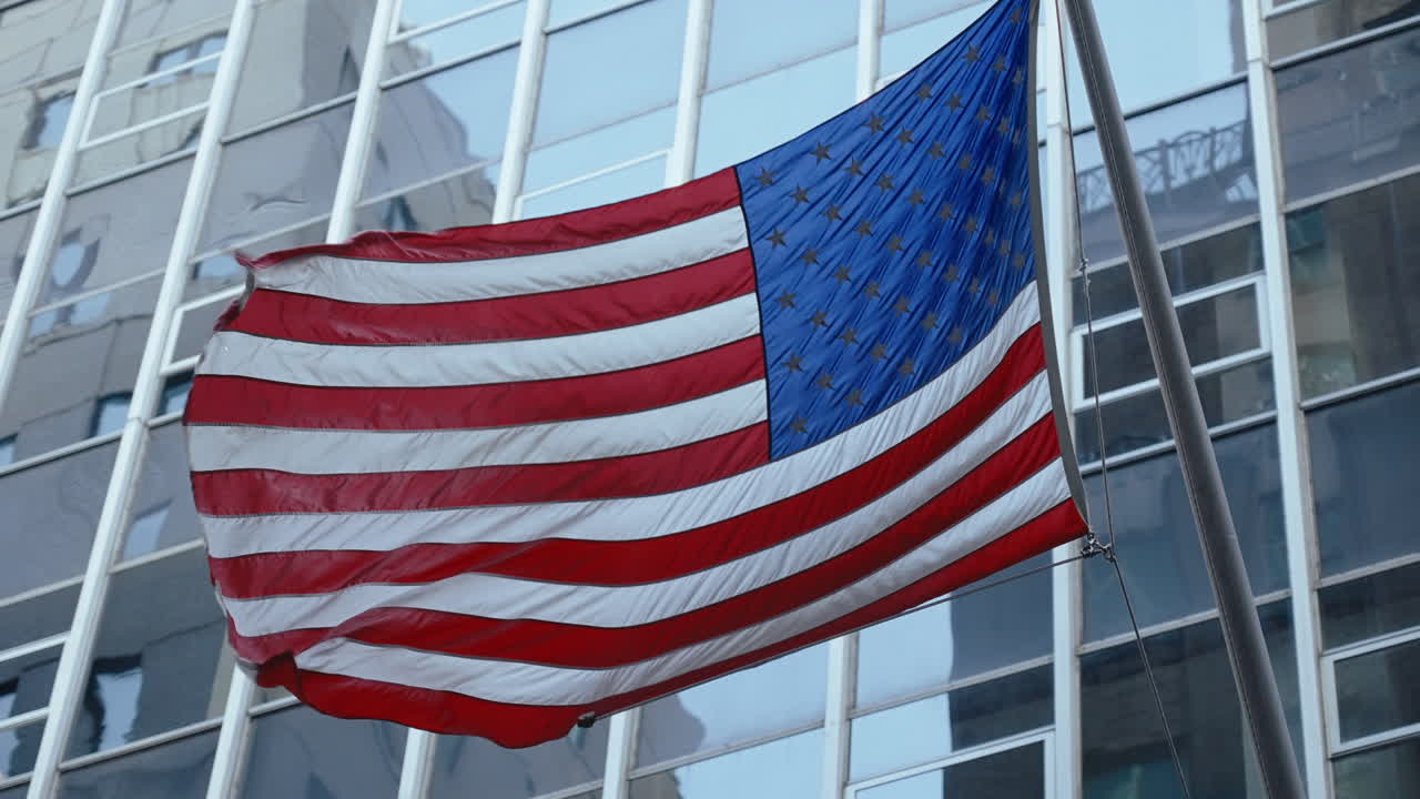 Bandiera americana che sventola davanti ai grattacieli