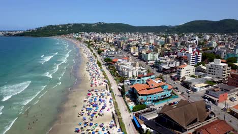 Toma-Aérea-De-La-Playa-De-Bombinhas-En-Un-Día-Soleado-En-Brasil