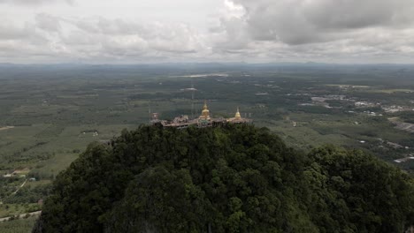 泰國山頂上的黃金佛像