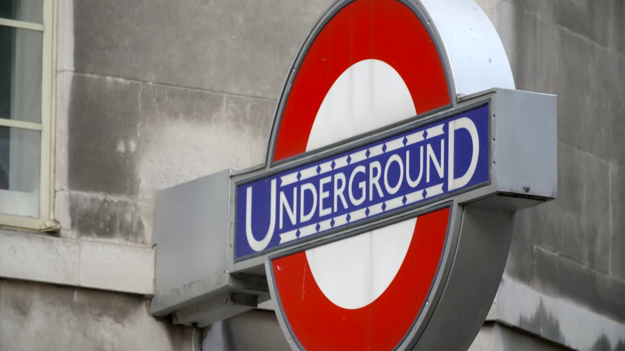 cerca de la señal del metro de londres