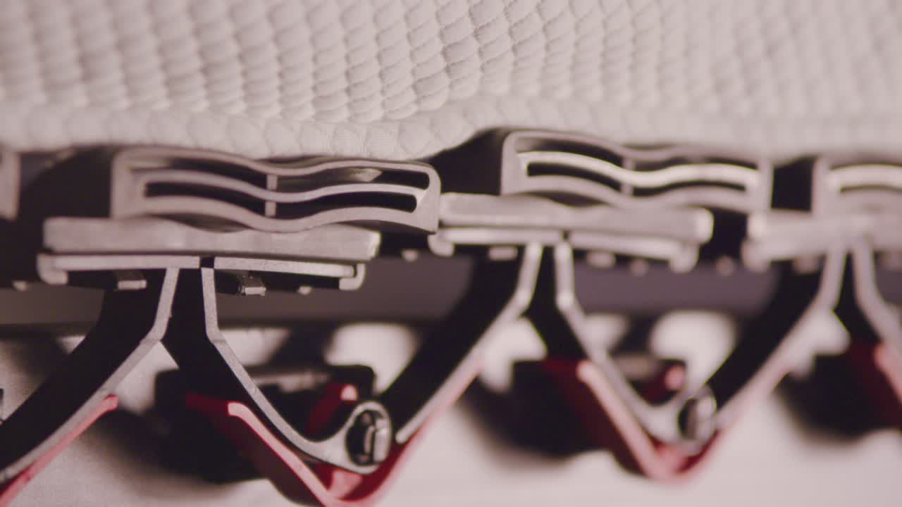 공장에서 박스 스프링 침대 서스펜션 시스템의 클로즈업, 정확성과 품질에 중점을 니다.