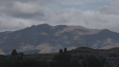 hermoso paisaje. campo y montañas