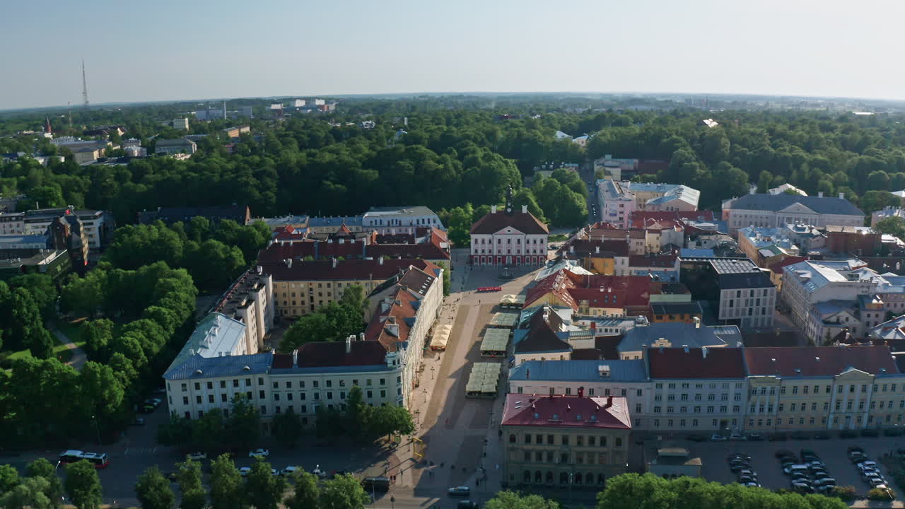 vista aérea del edificio del ayuntamiento de tartu y la plaza y el casco antiguo